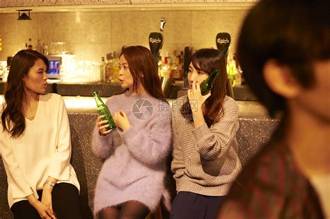年轻女孩在俱乐部现场酒吧柜台喝酒高清图片下载-正版图片502079700-摄图网