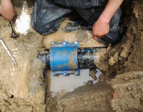 下水管道维修工人高清图片下载-正版图片600459936-摄图网