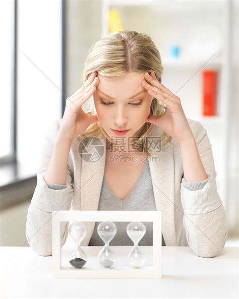 手持牙刷和咖啡的疲倦困苦暴躁的女人在喝完热饮后会刷牙高清图片下载-正版图片306405584-摄图网