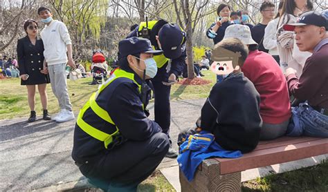 顾村公园“樱花节”最多一天走失8人，警方：请勿让老人孩子离开视线
