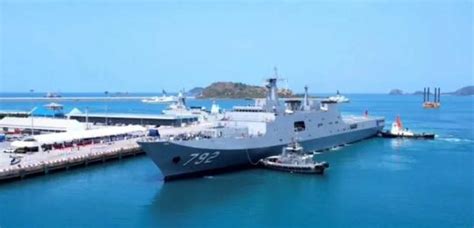 振奋人心！军迷拍到湛江港数十艘军舰齐聚，总吨位相当于一国海军_驱逐舰