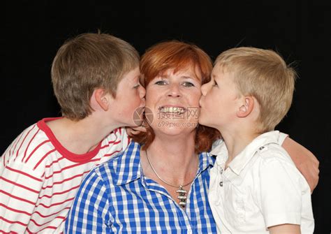 母亲和她的两个儿子接吻高清图片下载-正版图片502706595-摄图网