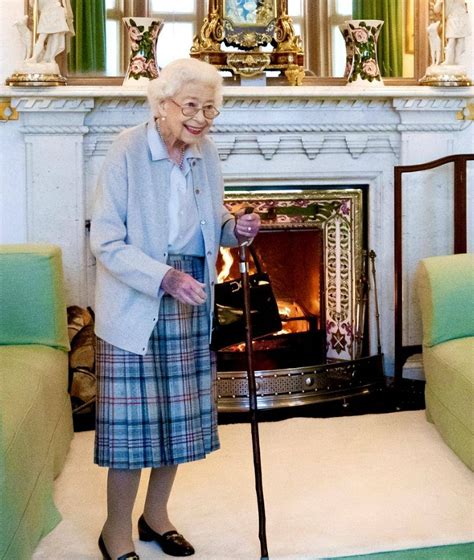 英女王7日任命首相8日离世，葬礼上一个细节暴露特拉斯压力巨大！_凤凰网视频_凤凰网