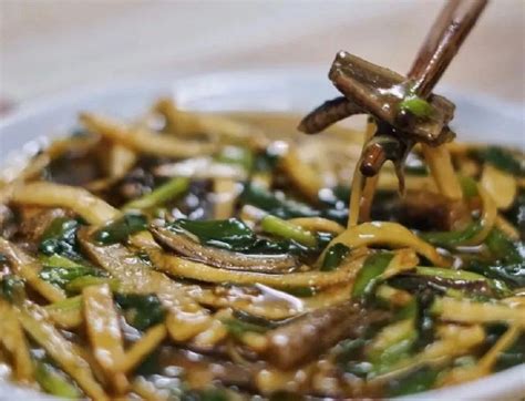 宁波传统名菜“雪菜大汤黄鱼”，鱼肉鲜嫩，雪菜鲜脆爽口