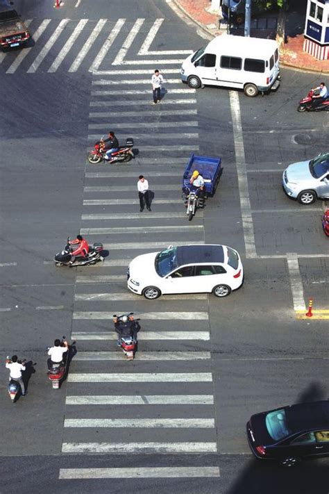 能和红绿灯同步变色，北京首个智能斑马线亮相中关村|北京_新浪新闻