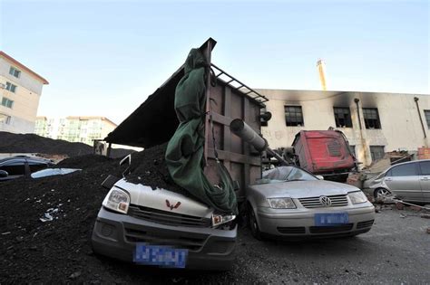 辽宁一辆卡车卸煤时侧翻砸扁多车[组图]_图片中国_中国网