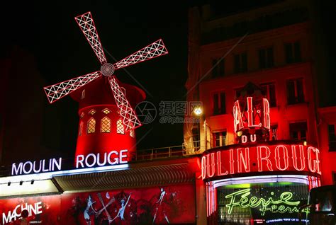 巴黎法国2017年4月3日巴黎红色磨坊夜景巴黎是法国首都蒙特马附近一个里程碑式的夜总会高清图片下载-正版图片306944637-摄图网