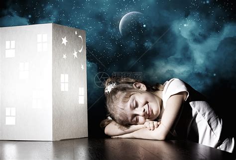 晚上梦黑暗中的小可爱女孩梦想着家庭家庭高清图片下载-正版图片300319518-摄图网
