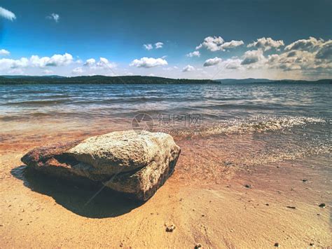 单独的大石头在靠近海滩的水中大湖或海湾上方的风雨如磐的天空高清图片下载-正版图片506222679-摄图网