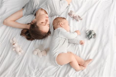 母亲与孩子在睡觉高清摄影大图-千库网