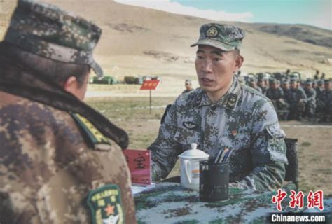 西藏高海拔野外驻训地举行暖心“士兵接待日”_荔枝网新闻