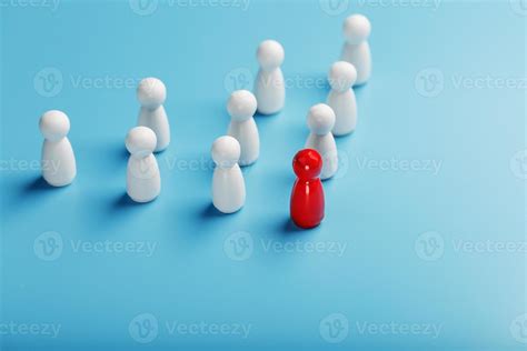 The leader in red leads a group of white employees to victory, HR ...