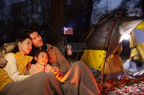 幸福的一家三口夜晚在野外露营高清图片下载-正版图片507672022-摄图网