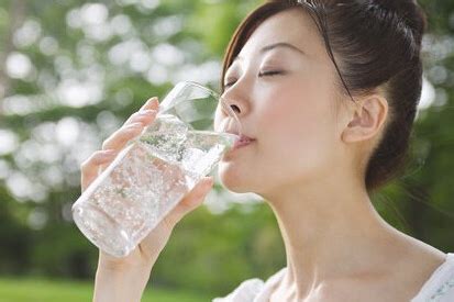 人不喝水能活多久? 人在渴死前, 会经历这4个阶段!