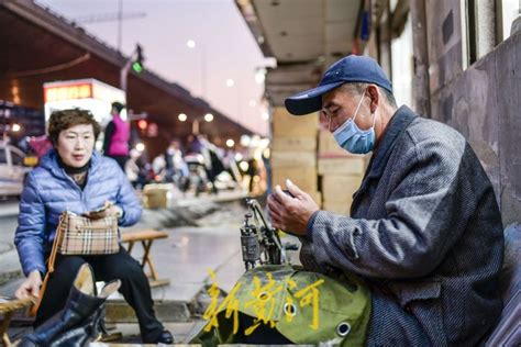 把修鞋当作非遗传承，52岁匠人坚守修鞋摊30年，很多远方顾客“慕名而来”_北京日报网