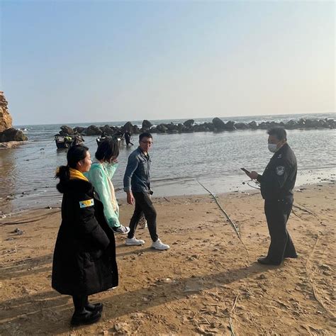 海水涨潮两名女游客被困礁石 环卫人员携手渔民紧急营救-半岛网