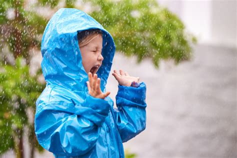 小孩 下雨图片_小孩 下雨图片下载_正版高清图片库-Veer图库