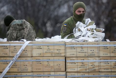 乌克兰接收一批美援助军事物资_凤凰网