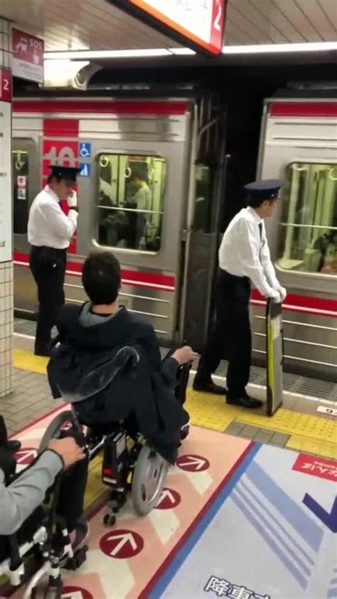 这个只能用双手走路的日本残疾人被医生告知活不过一周！却又当演员又当歌手，为了妻子活下去…__凤凰网
