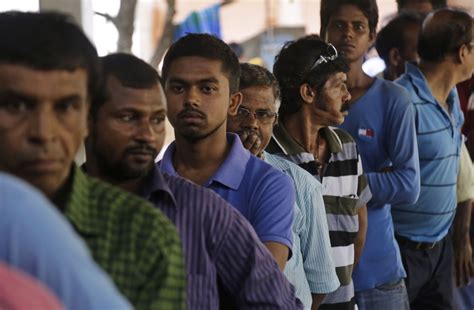 印度大选进行第四阶段投票 各地选民排长队参加