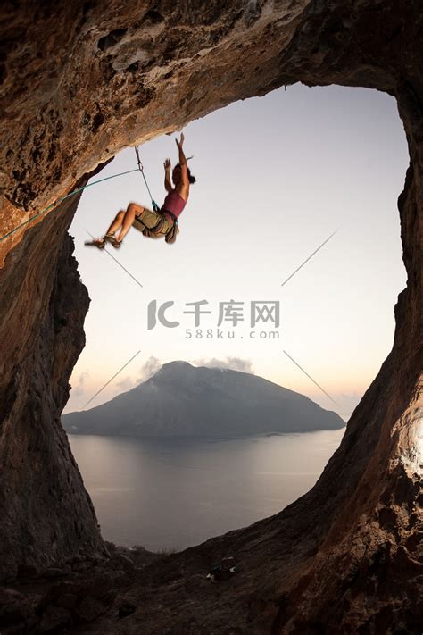 登山者在攀爬过程中从悬崖坠落高清摄影大图-千库网