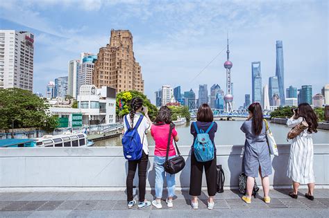 上海旅游女孩们拍照采风背影高清图片下载-正版图片500451031-摄图网