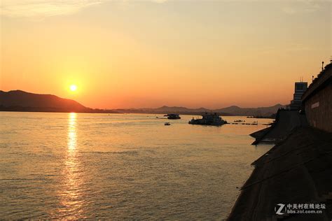 航拍西江黄金水道广西梧州段。 何华文 摄