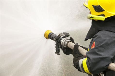 救援的消防员图片-执行救火任务的消防员们素材-高清图片-摄影照片-寻图免费打包下载