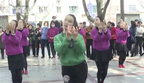 视频｜广场舞静悄悄！大妈戴耳机跳舞：不扰民，将推广