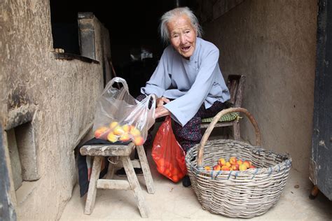 老奶奶在村口玩丢手绢，虽然已不年轻，但是看着真的暖心！_新浪新闻