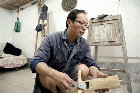 经验丰富的木匠大师将知识传授给他的同事高清摄影大图-千库网