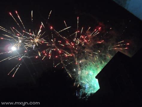 夜空中的烟花新年喜庆风高清大图背景（10张）,ppt图片 - 51PPT模板网