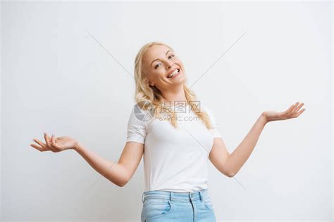 开朗的金发女人站在镜头前微笑张开双高清图片下载-正版图片503056992-摄图网