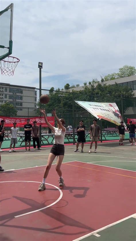 美女女生篮球投篮白底比赛摄影图配图高清摄影大图-千库网