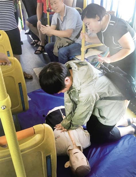 点赞！一位年轻女性突然晕倒 郑州俩医护人员飞奔救援_新选择网