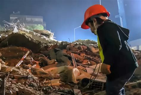 土耳其6.6大地震，侏儒男用“他的优势”拉出压在缝中的民众|土耳其|大地震|塞利克_新浪新闻