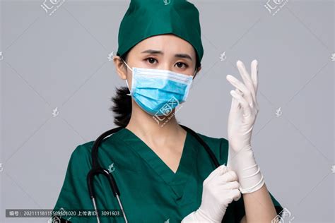 年轻的金发外科医生女医生穿着医疗制服高清图片下载-正版图片505858949-摄图网