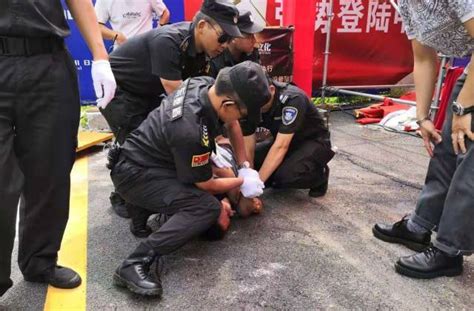64岁任达华被当众刺伤腹部满手是血，工作人员：华哥清醒情况稳定_凤凰网
