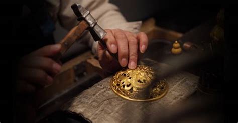 当古法手工黄金遇见新天地 : 当每件产品都是由宫廷匠人的传人手工制作，每件产品都不雷同复制，这种带有“匠心”的金器制品，除了黄金本身的价值以外 ...
