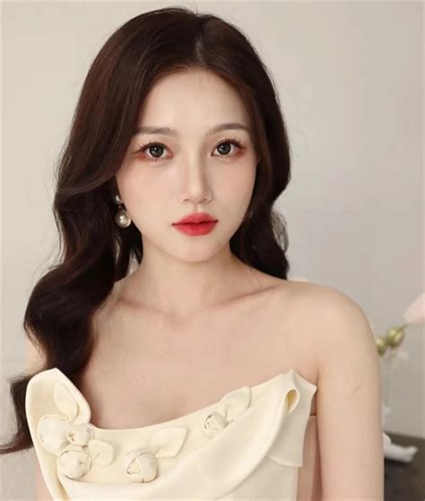 甜美女生细波浪卷头像