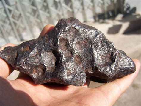 藏石头条：新疆发现一种非常珍贵的橄榄石陨石，特征明确，收藏潜力巨大！_美人