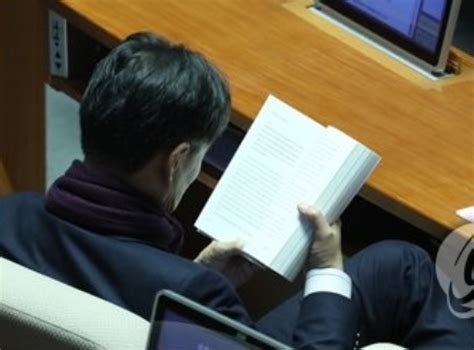 韩国国会无限制演讲：有人连讲6小时 台下睡一片_手机新浪网