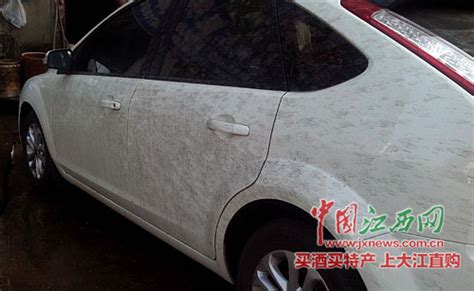 遇到下大雨，车子让雨淋一淋是不是就能代替洗车了？