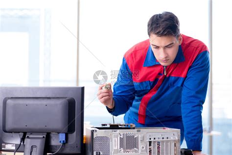 电脑维修工人在修理一块电脑主板高清图片下载-正版图片600474244-摄图网