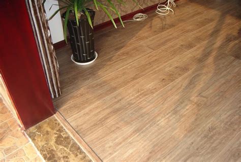 强化复合地板与实木地板的区别是什么？