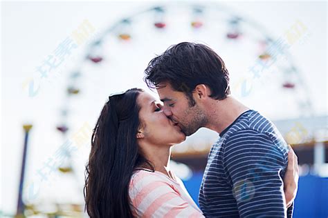 摩天轮前亲吻的情侣高清图片下载-找素材