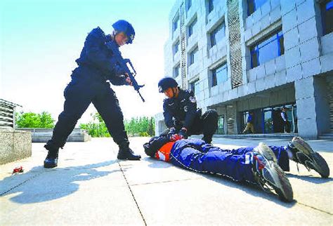 济南特警防暴恐实战演练 "歹徒"被当场击毙_山东频道_凤凰网