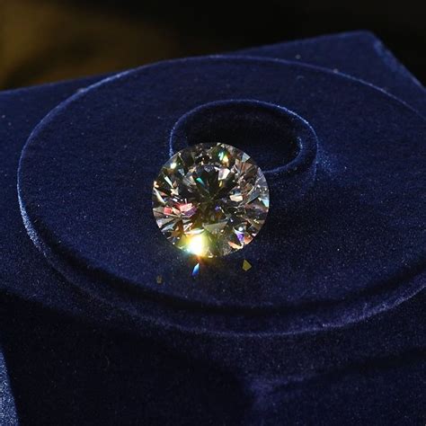 『珠宝』全球一周：Alrosa 推出「The Dynasty」俄罗斯高品质钻石系列；刚泰控股完成 Buccellati 收购 | iDaily ...