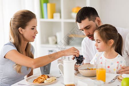 家庭,饮食人的快乐的父亲女儿家里吃早餐幸福的家庭家里吃早餐高清图片下载-正版图片300118554-摄图网