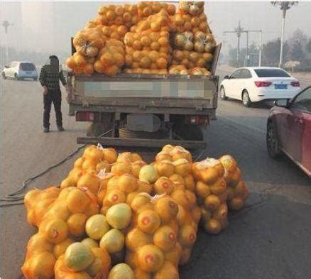 路边卖的大袋柚子，为何比超市里的柚子便宜？网友：满满的套路！|柚子|套路|超市_新浪新闻
